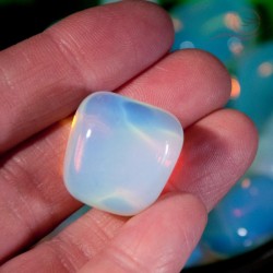1 pierre roulée d'opaline bleue