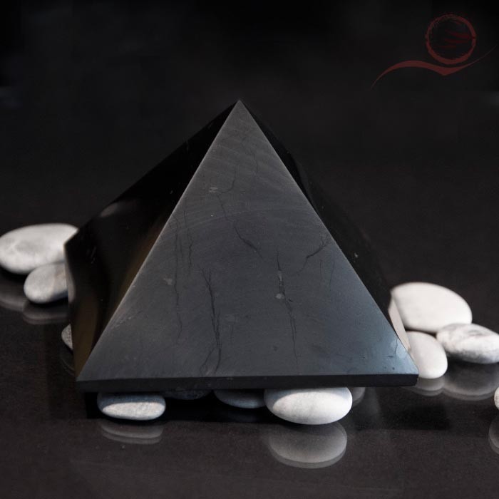 Pyramides en shungite, 3cm Pyramides en shungite, 3cm