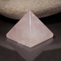 Pyramide en quartz rose 
