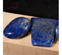 pebble in lapi-lazuli