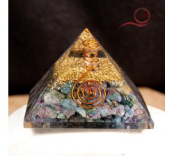 Orgone pyramide en rubis et cyanite