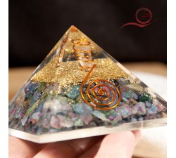 Orgone pyramide en rubis et cyanite, pierre naturelle a lyon