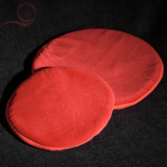Coussin rond velours rouge, bol tibétain